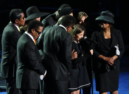 Прощание с Майклом Джексоном (20 фото)