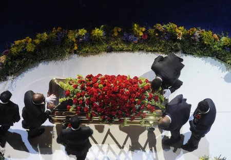 Прощание с Майклом Джексоном (20 фото)