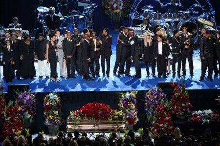 Прощание с Майклом Джексоном (20 фото)