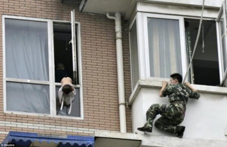 Не дал погибнуть ребенку (7 фото)