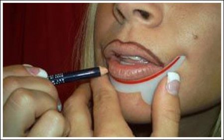 Как блондинка красит губы (10 фото)