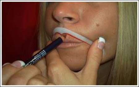 Как блондинка красит губы (10 фото)