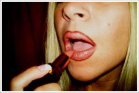 Как блондинка красит губы (10 фото)