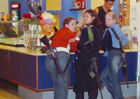 Девушки и оружие (18 фотo)