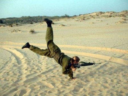 Девушки и оружие (18 фотo)