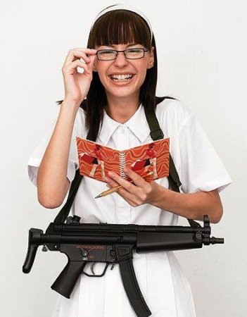 Девушки и оружие (18 фотo)