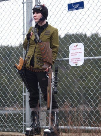 Девушки и оружие (18 фотo)