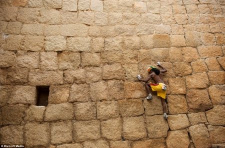 Настоящий человек-паук (6 фото)