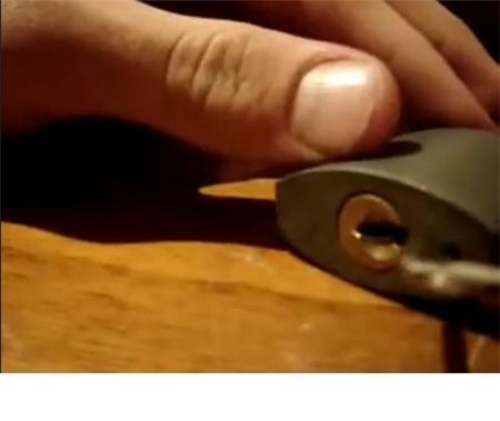 Как открыть замок подручными средствами