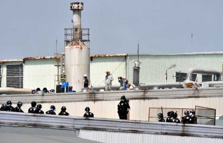 На заводе SsangYong война (11 фото)