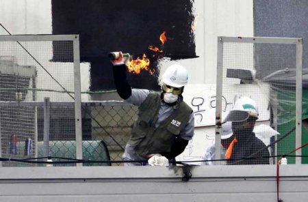 На заводе SsangYong война (11 фото)