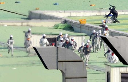 На заводе SsangYong война (11 фото)