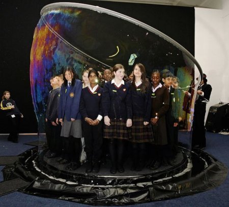 Огромные мыльные пузыри (13 фото)