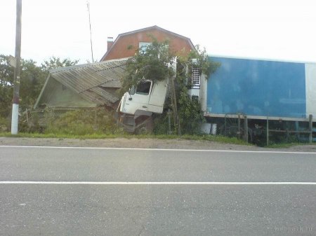 Уснул за рулем (3 фото)