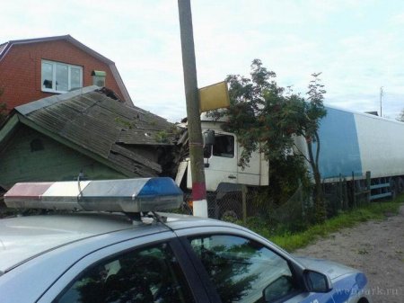 Уснул за рулем (3 фото)