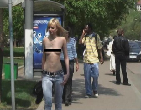 Голые тетки ходят по Москве