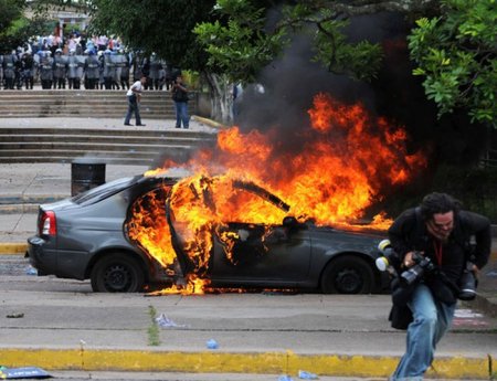 Сожгли машину (4 фото)