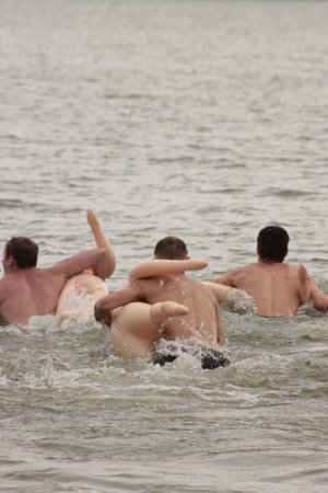 Заплыв на резиновых женщинах в Новосибирске (11 фото)