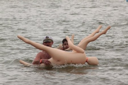 Заплыв на резиновых женщинах в Новосибирске (11 фото)