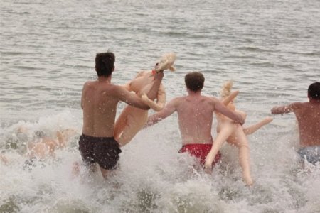 Заплыв на резиновых женщинах в Новосибирске (11 фото)