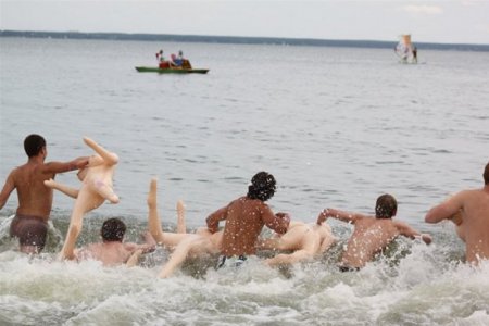 Заплыв на резиновых женщинах в Новосибирске (11 фото)