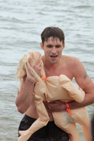 Заплыв на резиновых женщинах в Новосибирске (11 фото)