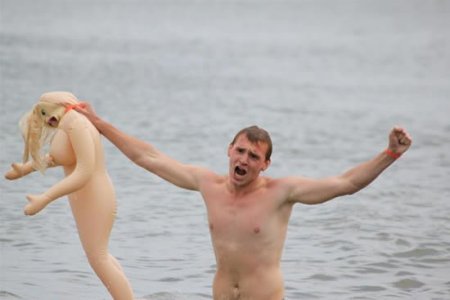 Заплыв на резиновых женщинах в Новосибирске (11 фото)