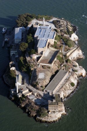 Знаменитой тюрьме Алькатрас (Alcatraz) 75 лет