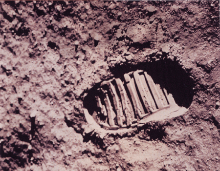 На Луне обнаружены следы людей