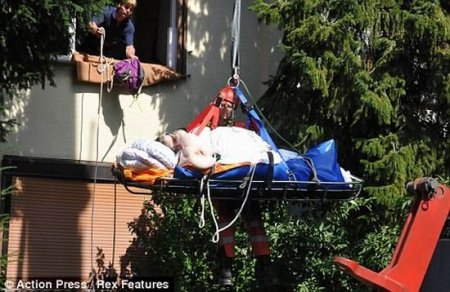 На кране в больницу (3 фото)