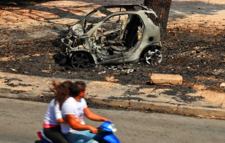Сгоревшие машины в Греции (8 фото)