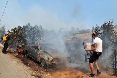 Сгоревшие машины в Греции (8 фото)