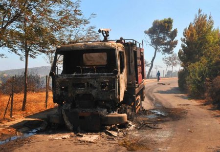 Сгоревшие машины в Греции (8 фото)