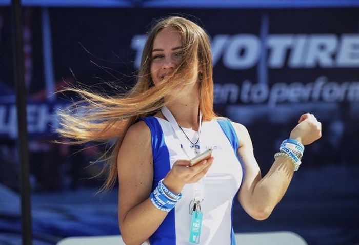 Девушки с автовыставки во Владивостоке