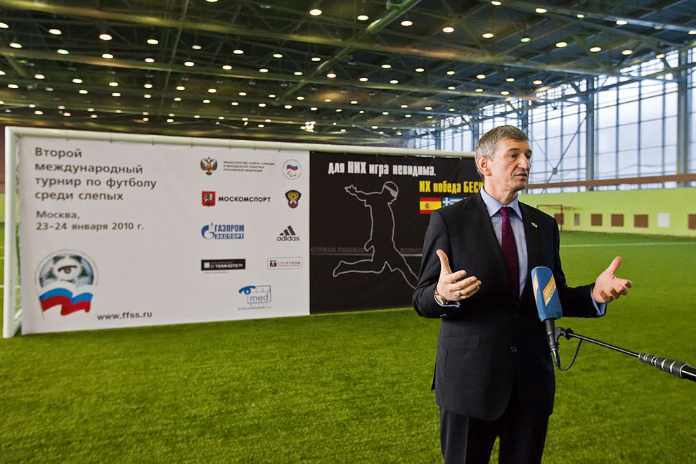 Футбол в темноте Футбол в темноте