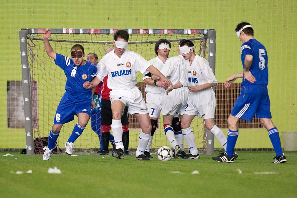 Футбол в темноте Футбол в темноте