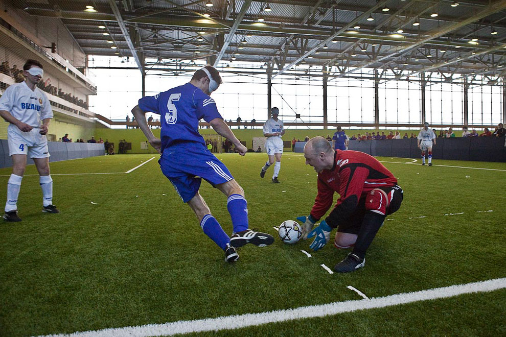 Футбол в темноте Футбол в темноте