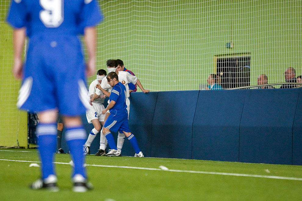 Футбол в темноте Футбол в темноте