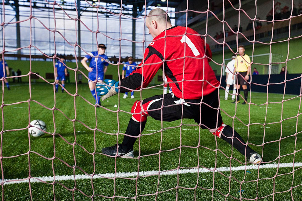 Футбол в темноте Футбол в темноте