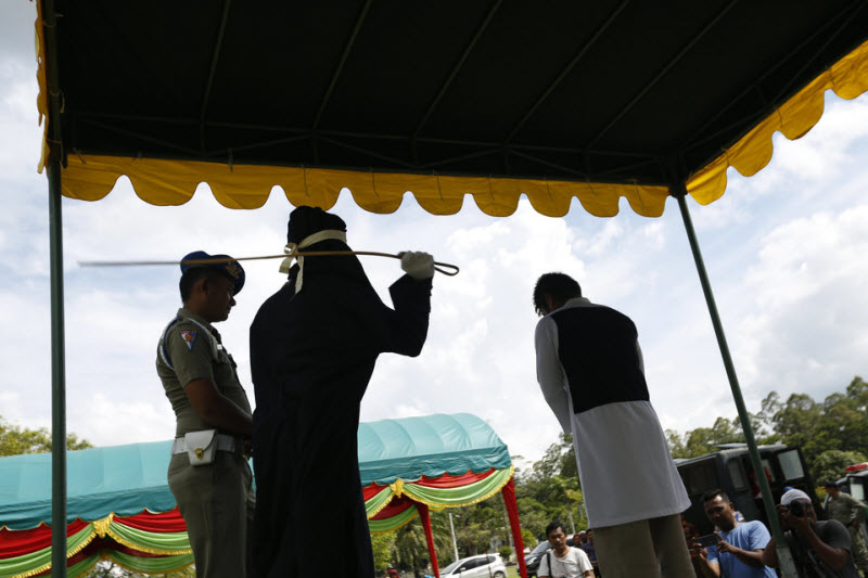 10 человек публично выпороли в Индонезийской провинции Ачех