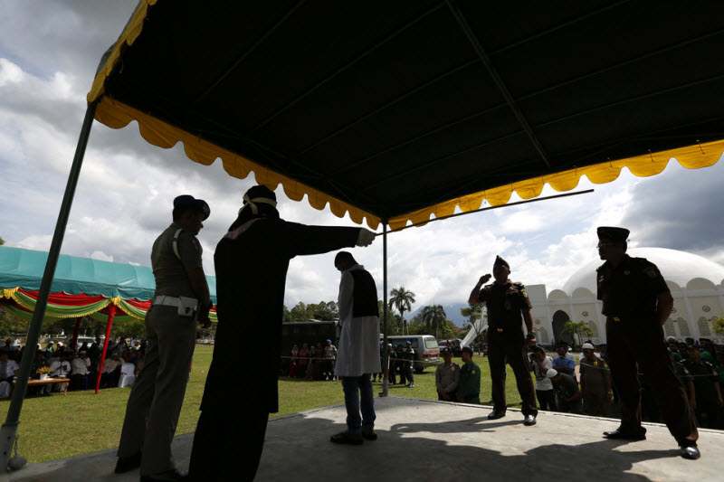 10 человек публично выпороли в Индонезийской провинции Ачех