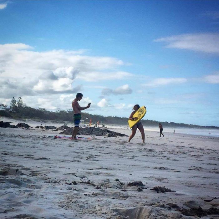 Парни фотографируют своих девушек для Instagram