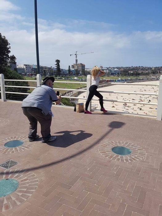 Парни фотографируют своих девушек для Instagram