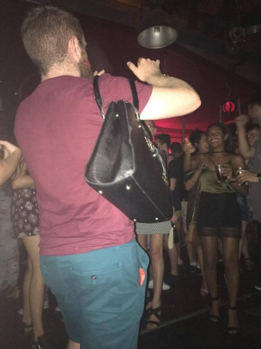 Парни фотографируют своих девушек для Instagram