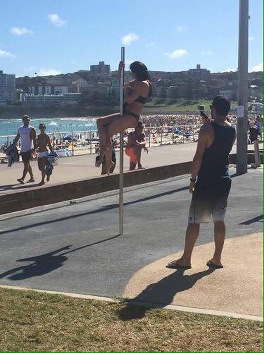 Парни фотографируют своих девушек для Instagram