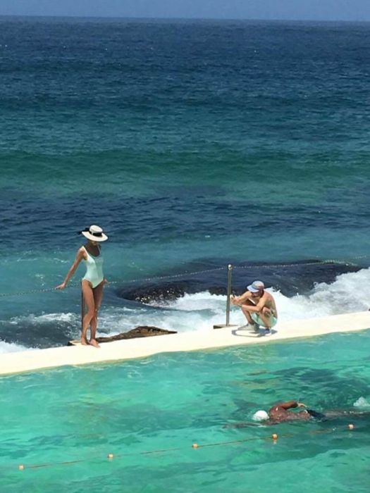 Парни фотографируют своих девушек для Instagram