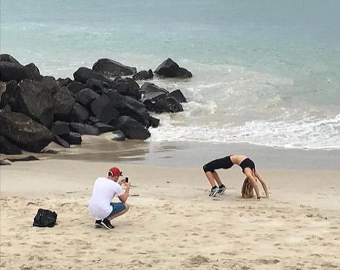 Парни фотографируют своих девушек для Instagram