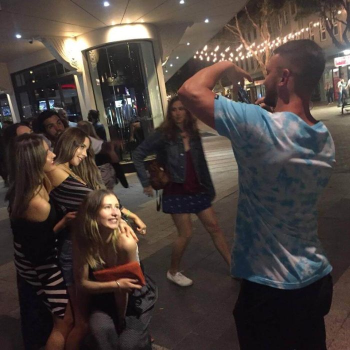 Парни фотографируют своих девушек для Instagram