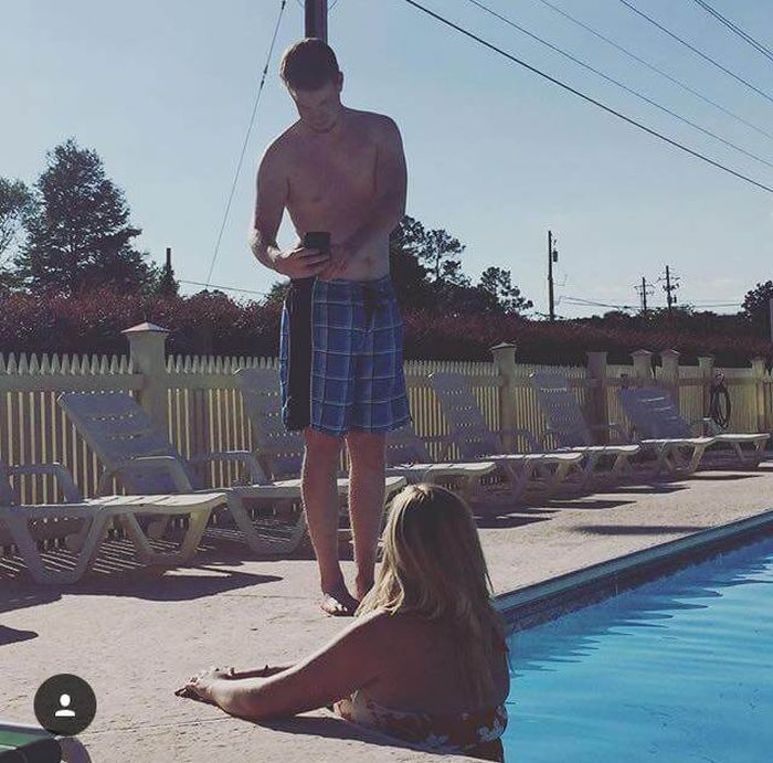 Парни фотографируют своих девушек для Instagram