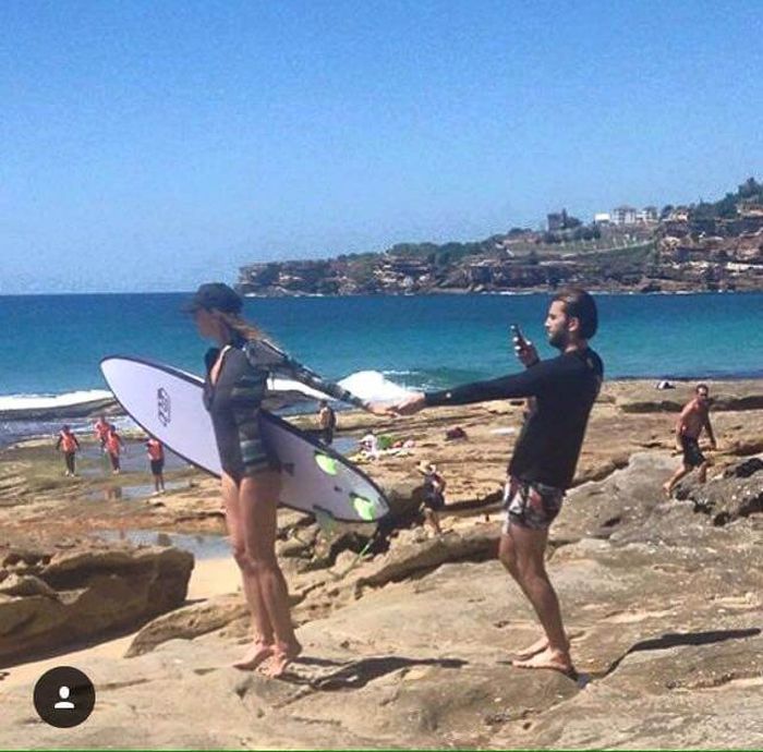 Парни фотографируют своих девушек для Instagram